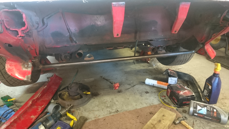 The gap you can see at the back in between the two downward prongs and the radiator mount bar.